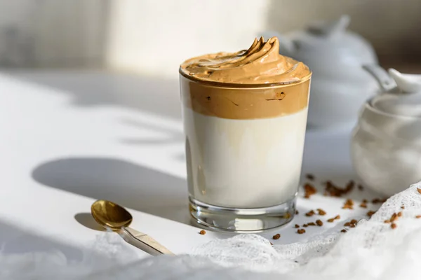 Café Dalgona Vidrio Con Sombra Sobre Fondo Blanco Concepto Café — Foto de Stock