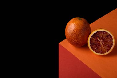 Siyah arkaplanda kırmızı turuncunun soyut geometrik görüntüsü.