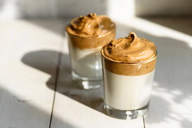 İki bardak beyaz arka planda son moda Kore kahvesi, dalgona kahve konsepti.