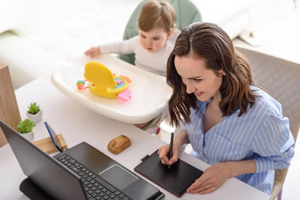 Glückliche Mutter Blauen Hemd Die Laptop Arbeitet Und Während Des — Stockfoto