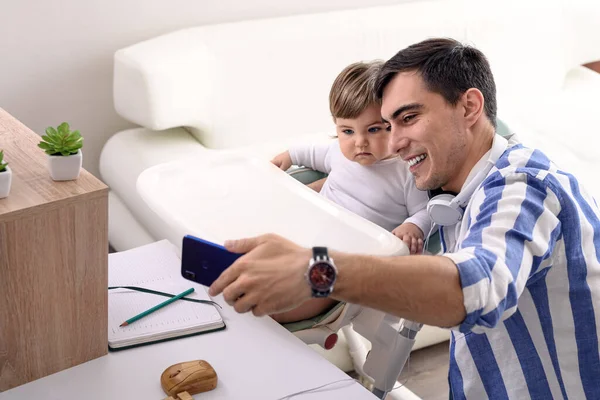 Glücklicher Vater Blauen Hemd Macht Selfie Auf Smartphone Mit Kind — Stockfoto