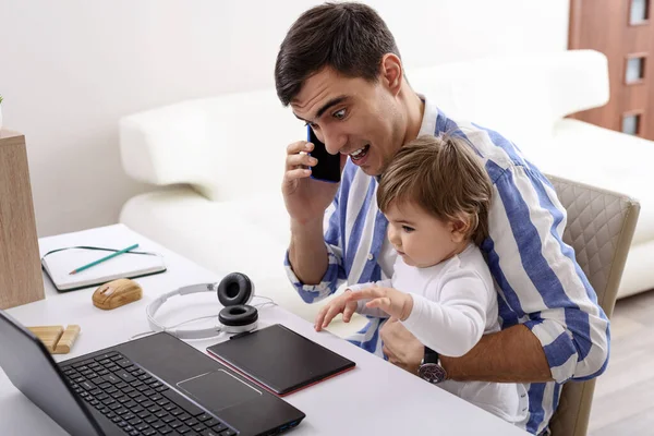 Vater Blauen Hemd Mit Kind Arm Sitzt Laptop Und Telefoniert — Stockfoto