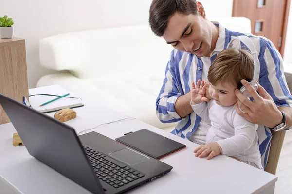 Mann Vater Blauen Hemd Mit Baby Arm Sitzt Laptop Und — Stockfoto