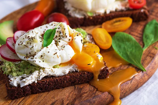 Close Tosta Vegetariana Com Ovos Escalfados Com Gema Vazamento Queijo — Fotografia de Stock