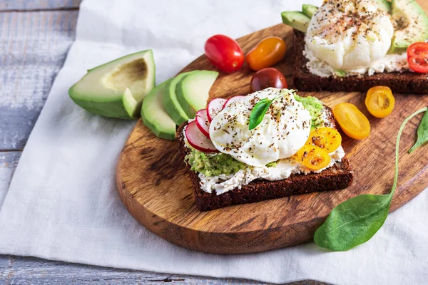 Closeup Vegetarian Toast Poached Eggs Cottage Cheese Avocado Vegetables Wooden — Stock Photo, Image