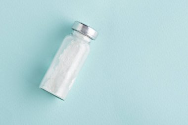 Üst görünüm cam ampul mavi arkaplan, ilaç, antibiyotik, kopyalama alanı