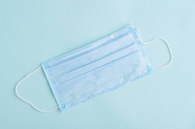 Mavi arkaplanda tek kullanımlık tıbbi maske