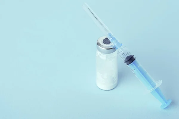 Jeringa Con Ampolla Vidrio Sobre Fondo Azul Concepto Vacunación Espacio — Foto de Stock