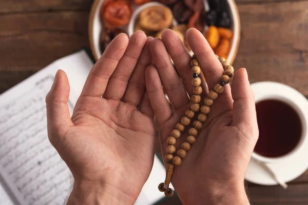 Männerhand Des Gebets Mit Holzperlen Sonnenlicht Iftar Konzept Ramadan Monat — Stockfoto