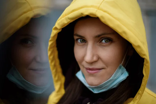 ポートレート 医学マスクの白人女性 屋外の黄色のジャケット 二重露光 アレルギーコンセプト — ストック写真