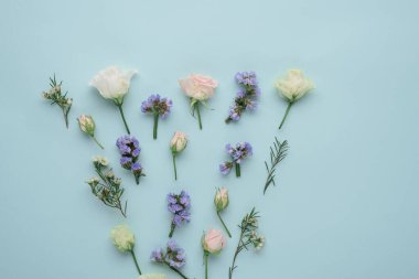 Gül tomurcukları, östoma, mavi arka planda limonyum dolgu, çiçek aranjmanı, çiçek buketi, üst manzara, düz yatak, çiçek kompozisyonu