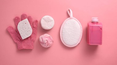 bez, sünger, jel, sabun, pembe arka planda tuz, banyo ve spa günü konsepti, üst manzara, düz yatak, sağIık konsepti