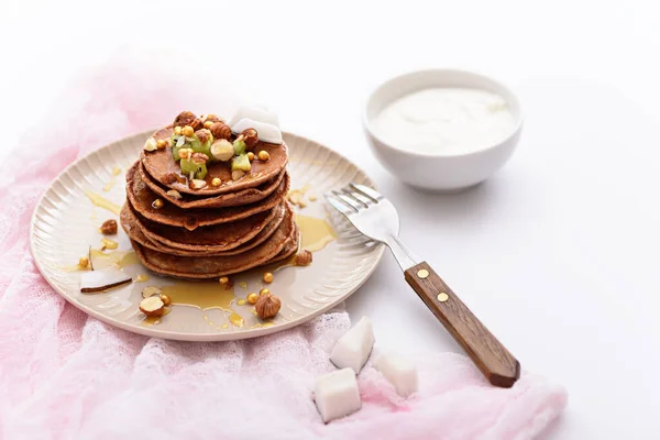 Tortitas Caseras Chocolate Con Jarabe Arce Nueces Kiwi Plato Sobre — Foto de Stock