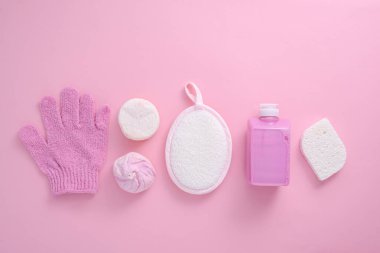 Üst düzey duş aksesuarları, bez, sünger, duş jeli, banyo tuzu, pembe arka planda el yapımı sabun, spa günü, kendine bakım, sağlık.