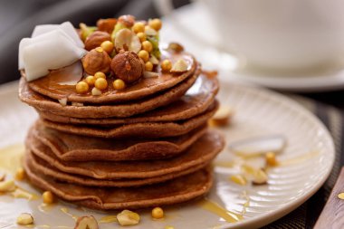 Fındıklı, kivili ve hindistancevizli gözleme, modaya uygun kahvaltı konsepti.