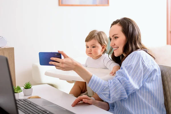 Mutter Blauem Hemd Und Tochter Sprechen Video Videoanrufe Machen Selfies — Stockfoto