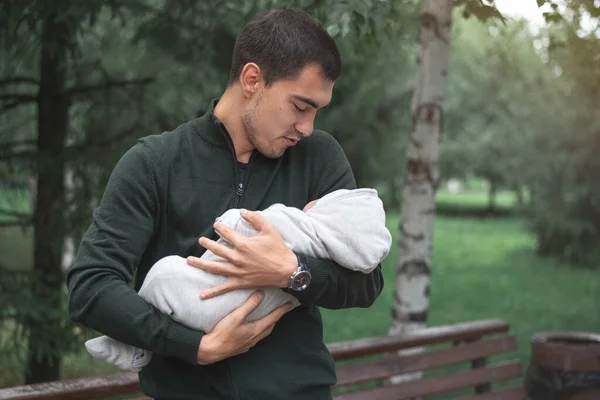 Parkta Yeni Doğmuş Bebekle Esmer Bir Adam Uzun Zamandır Beklenen — Stok fotoğraf