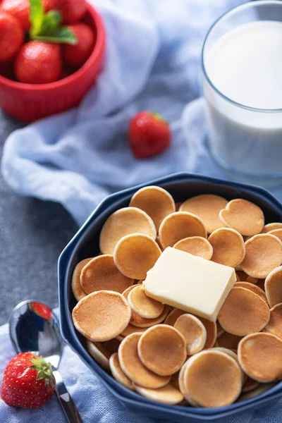 Primer Plano Diminutos Panqueques Cereales Con Rebanada Mantequilla Fresas Vaso — Foto de Stock