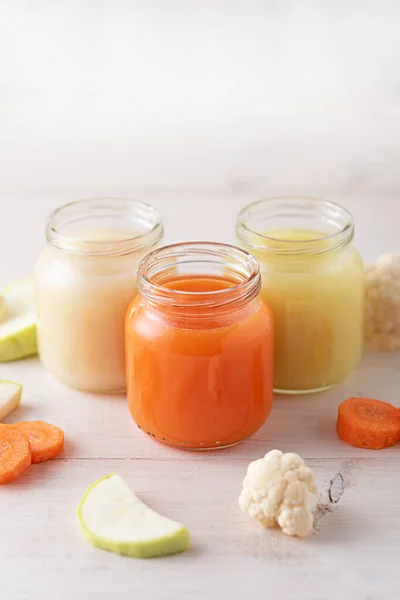 胡萝卜 西葫芦 白底玻璃瓶中的花椰菜 婴儿食品概念 垂直图像 — 图库照片