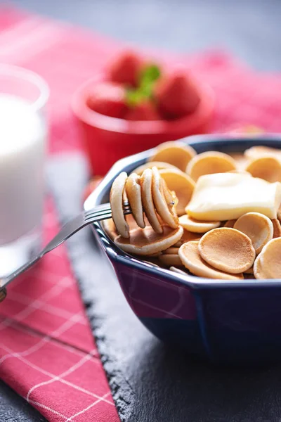 Cerrar Pequeños Panqueques Cereales Tenedor Contra Tazón Azul Panqueques Vertical — Foto de Stock