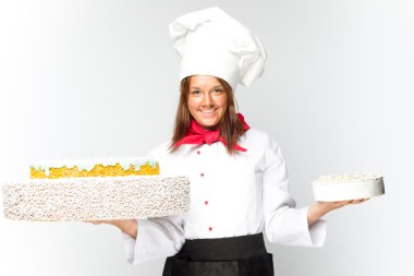 Bir pasta tutan Şef gülümseyen kadın