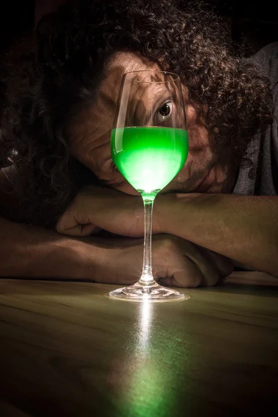 Retrato de un hombre con una copa de vino — Foto de Stock