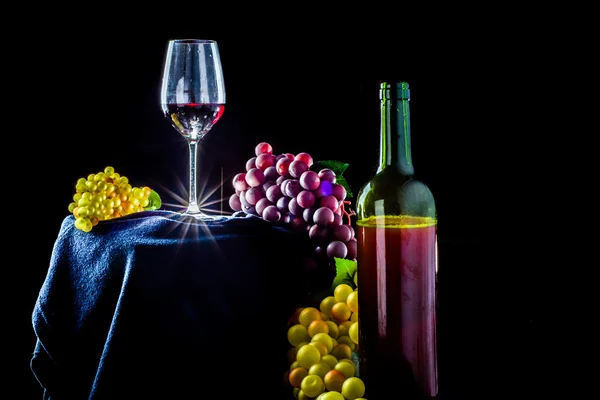 Üveg fekete alapon vörös szőlő — Stock Fotó