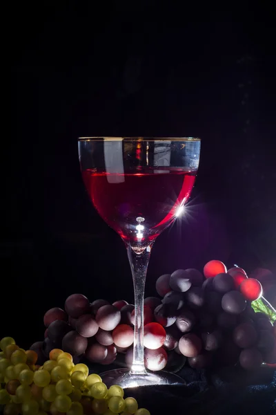 Bir kadeh kırmızı şarap. 