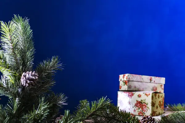 Beyaz kumları ve mavi arka plan üzerinde Noel oyuncaklar