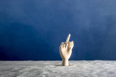 Bir el ahşap bir mavi ony gesticulates