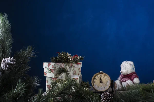 Beyaz kumları ve mavi arka plan üzerinde Noel oyuncaklar