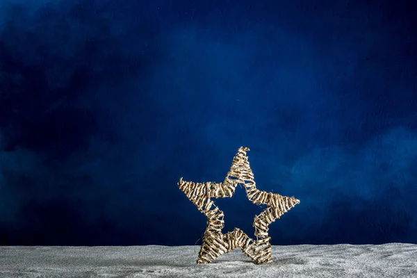 Stella di anno nuovo festivo su uno sfondo azzurro — Foto Stock