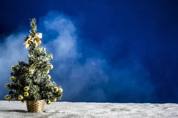 Beyaz kumları ve mavi arka plan üzerinde Noel oyuncaklar