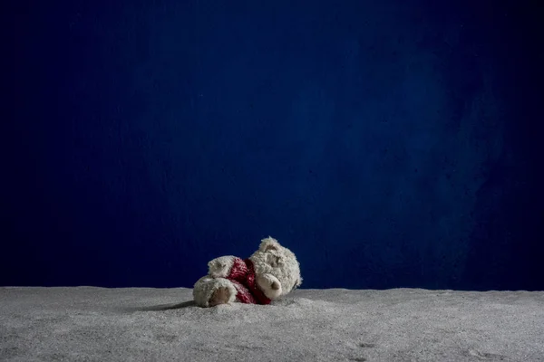 Mavi arka planda bir oyuncak ayı