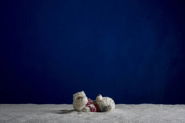 Mavi arka planda bir oyuncak ayı