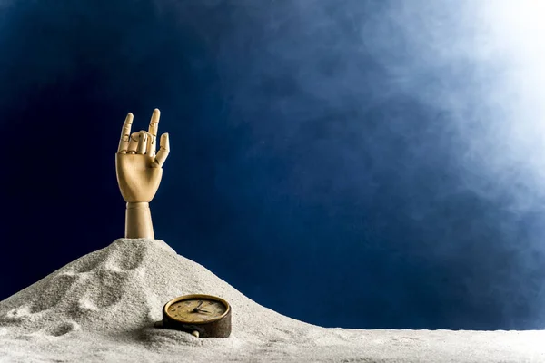 Bir el ahşap bir mavi ony gesticulates