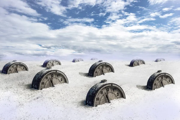 Beyaz kuma gömülü antik bir çalar saat