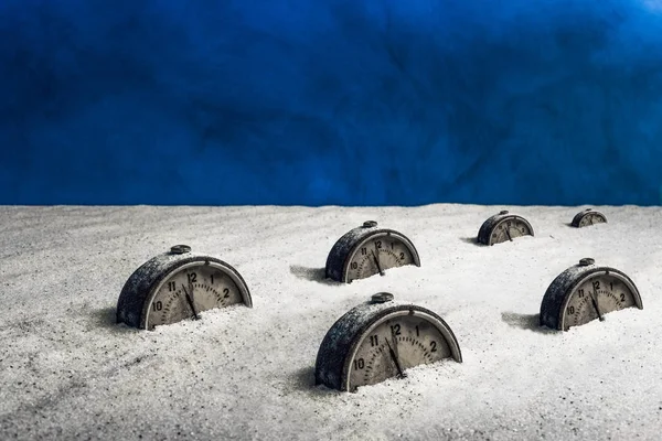 Beyaz kuma gömülü antik bir çalar saat