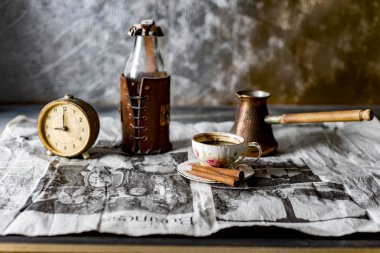 kahve, lokum, eski bir gazete bir çalar saat ile natürmort