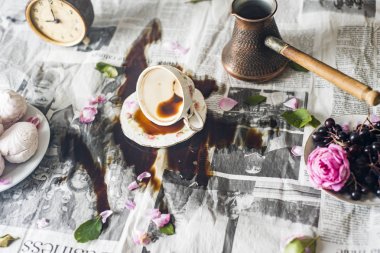 masada, devrilmiş fincan kahve dökülen kahve