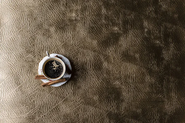 Üstten Görünüm bir deri masada kahve Kupası