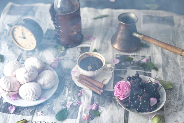 kahve, lokum, eski bir gazete bir çalar saat ile natürmort