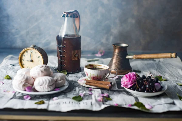 kahve, lokum, eski bir gazete bir çalar saat ile natürmort