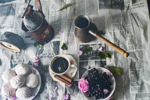 kahve, lokum, eski bir gazete bir çalar saat ile natürmort