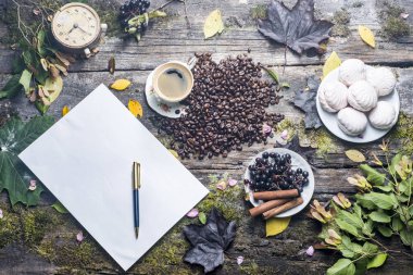  eski ağaç ve yaprak arka plan üzerinde kahve