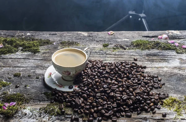  eski ağaç ve yaprak arka plan üzerinde kahve