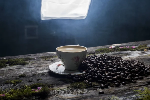  eski ağaç ve yaprak arka plan üzerinde kahve