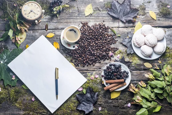  eski ağaç ve yaprak arka plan üzerinde kahve