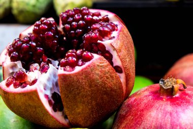 Dettaglio di un melograno aperto