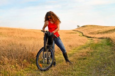 Kıvırcık saçlı kadın - eğlence bisikletçi